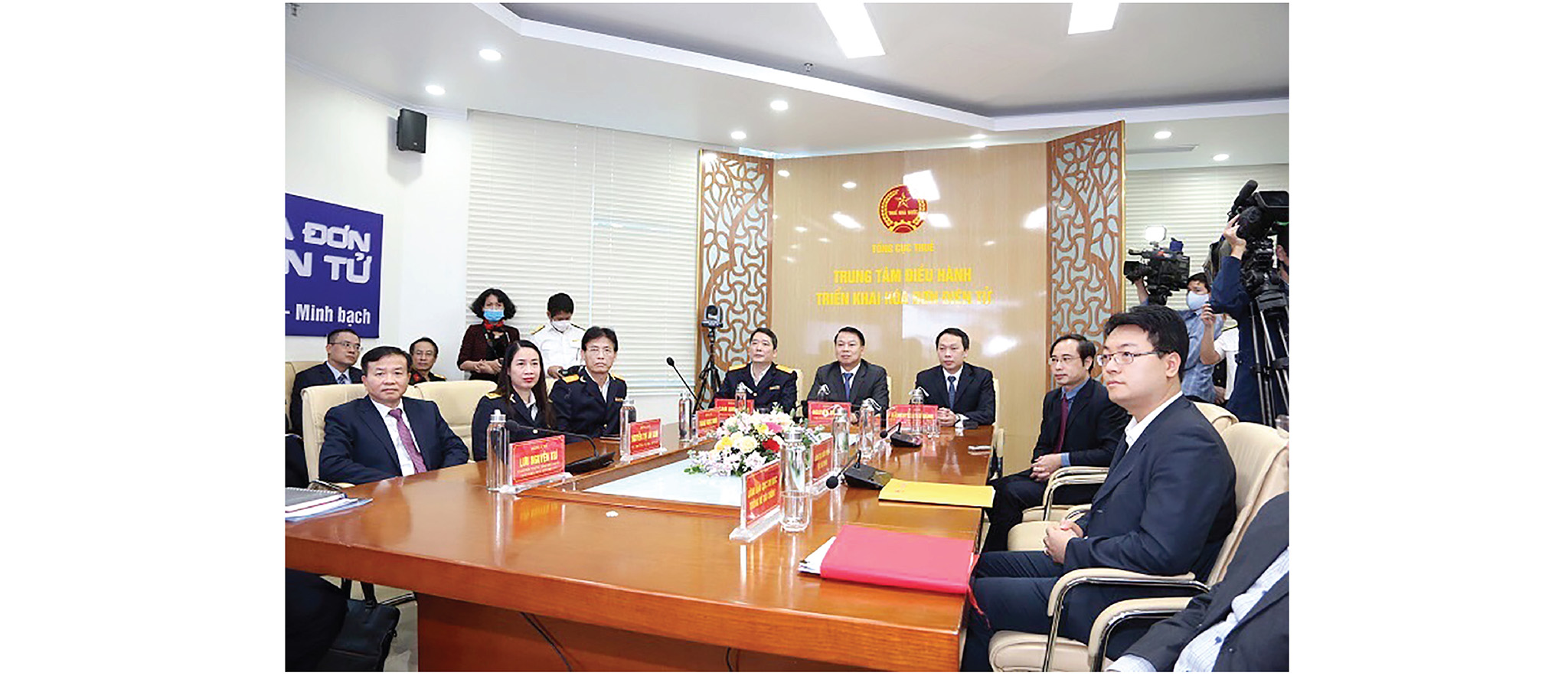Chị Lan Anh (thứ hai từ trái sang) tham dự Lễ khai trương Trung tâm điều hành triển khai hóa đơn điện tử tháng 10/2021.