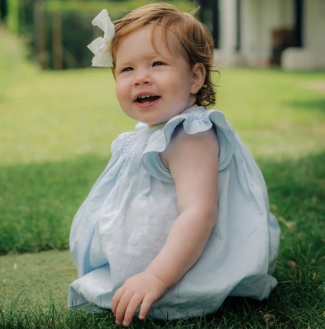 Harry và Meghan lần đầu công khai cận mặt của con gái Lilibet.