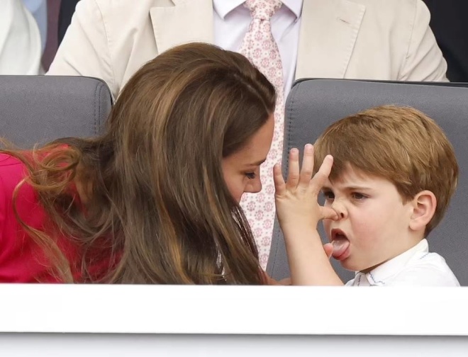 Hoàng tử Louis trêu chọc mẹ Kate khi cả hai ngồi cạnh nhau.