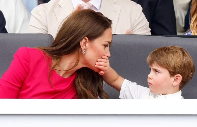 Cậu bé còn bịt miệng mẹ ngăn cô căn dặn hay nói quá nhiều.