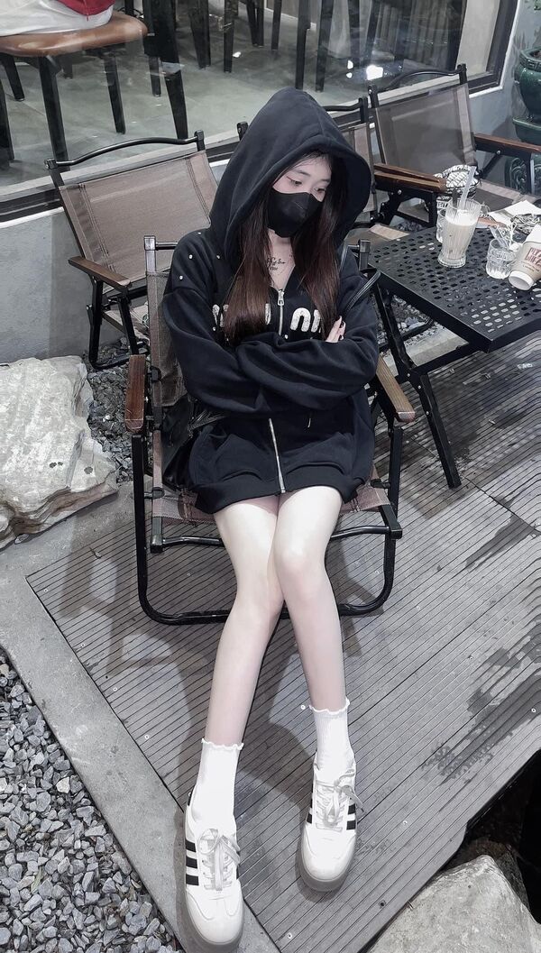 hinh anh gai xinh chup dang che mat 23