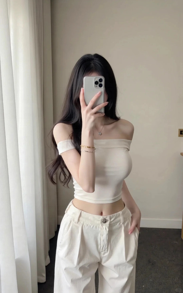 Ảnh girl xinh che mặt trước gương khoe khéo vóc dáng cân đối và gu thời trang sành điệu