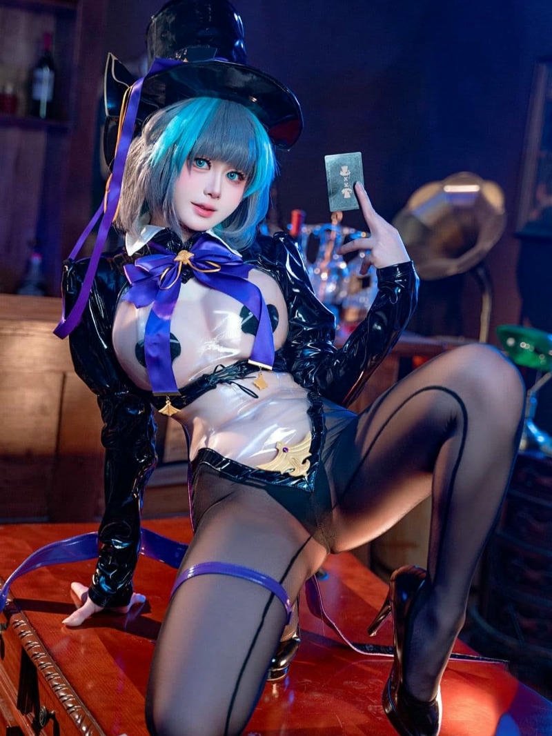 Bức ảnh gái xinh cosplay mặc bikini cùng mái tóc nổi bật