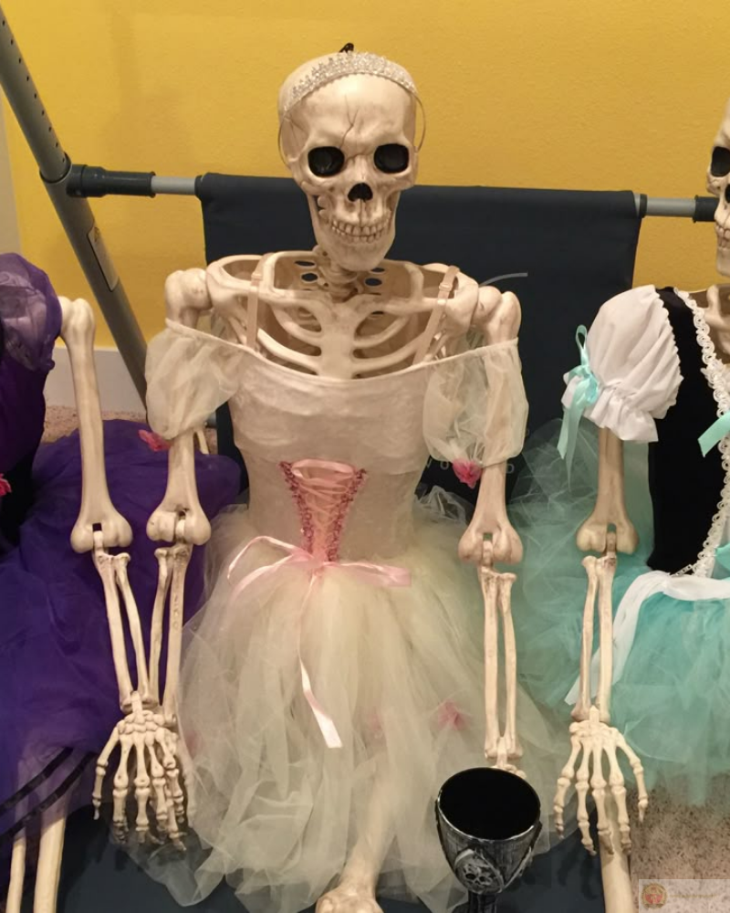 Skeleton meme diện váy duyên dáng nhưng vẫn hài hước khó tả