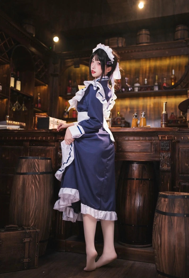 Nữ cosplayer diện trang phục maid với biểu cảm ngọt ngào