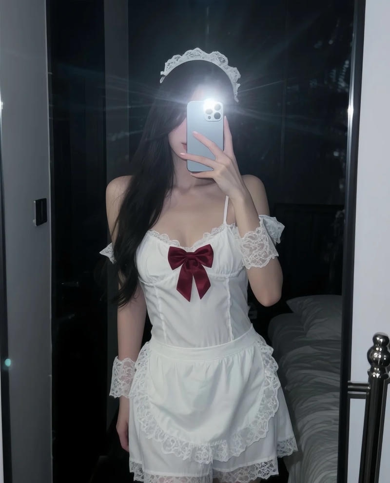 Gái xinh cosplay hầu gái cute với váy ren trắng