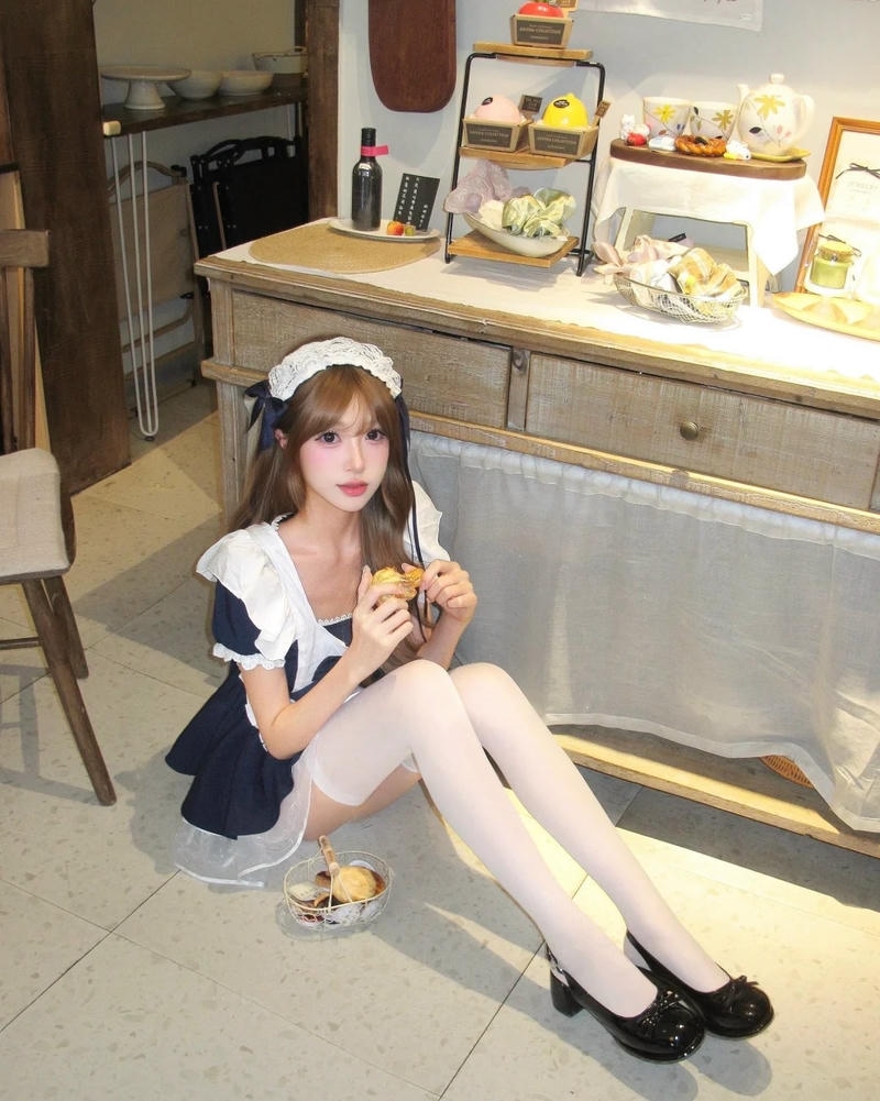 Hotgirl diện outfit maid trong khung cảnh phòng ngủ