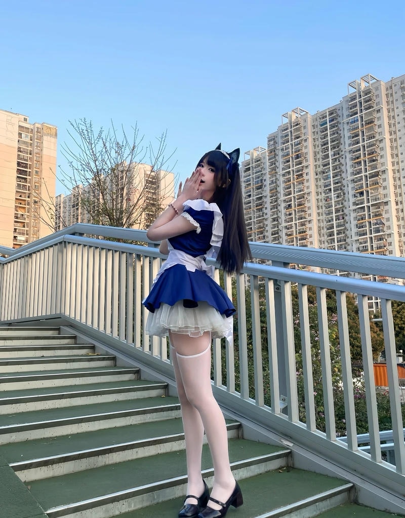 Outfit hầu gái anime với thiết kế váy xếp ly