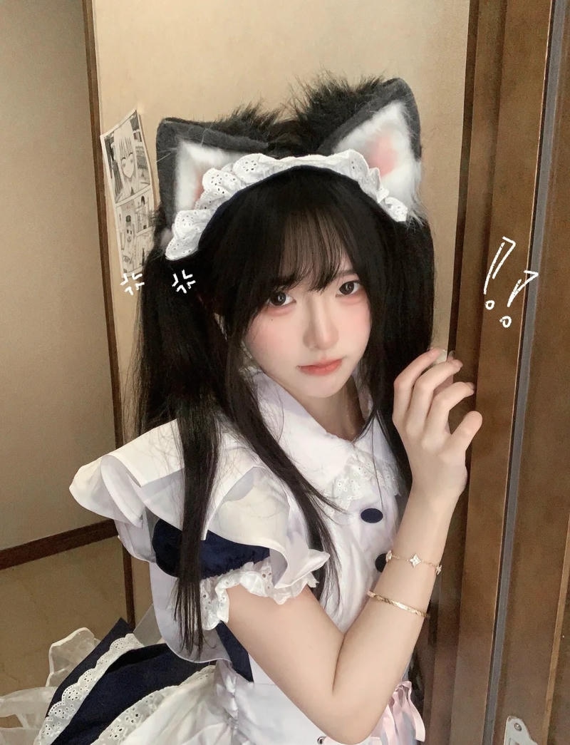 Concept maid cosplay với ánh sáng phòng ấm áp
