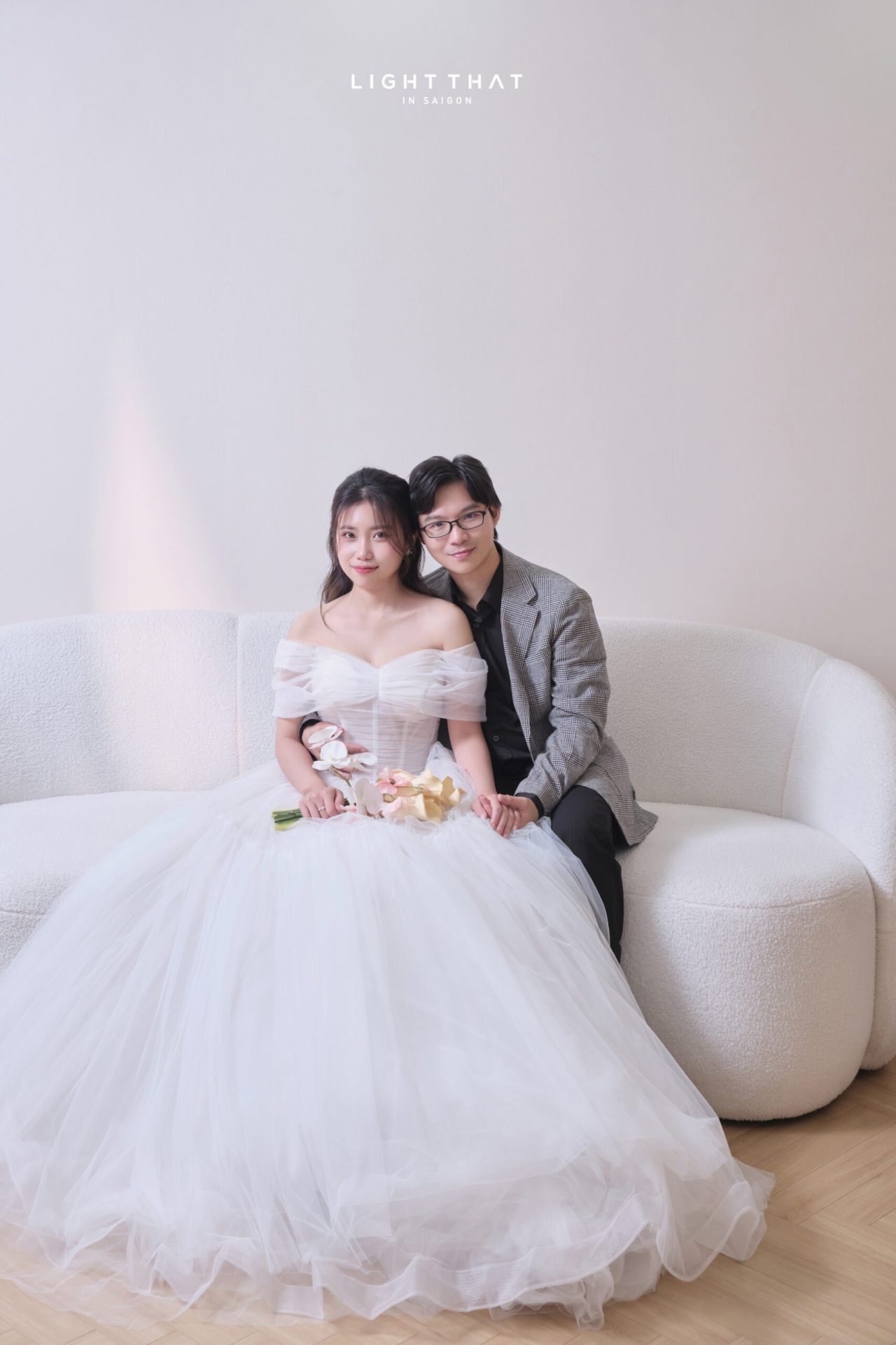 Hai người đứng gần nhau, ánh mắt trao nhau tình cảm, dáng đứng nhẹ nhàng