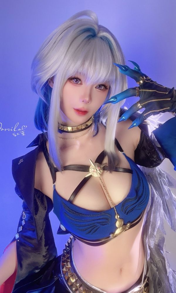 Cosplayer tỏa sáng trong bộ trang phục nổi bật