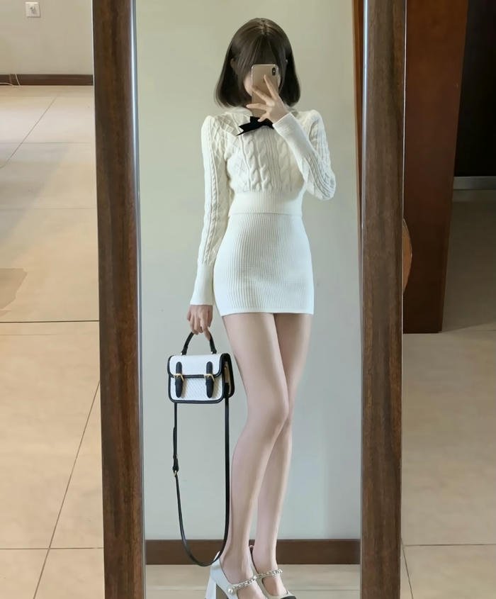 Cô gái khoe đôi chân thon trong ánh nắng nhẹ