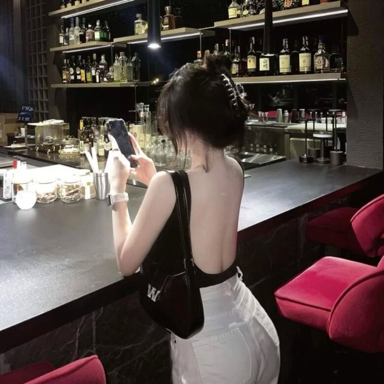 Vợ trẻ vốn mê mặc váy hở lưng nay đổi sang khoe ngực, lý do khiến tôi ngã ngửa