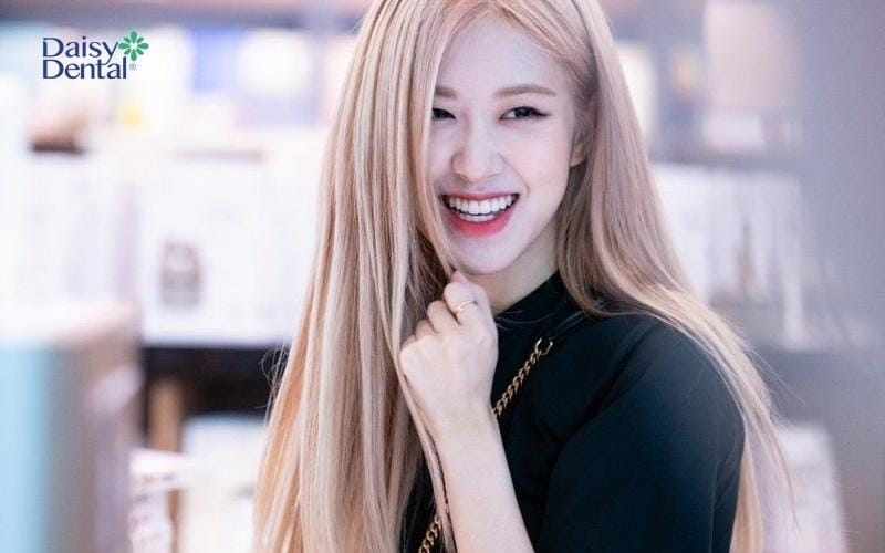 Vẻ đẹp nhẹ nhàng cùng nụ cười ngọt ngào của Rose (Blackpink)