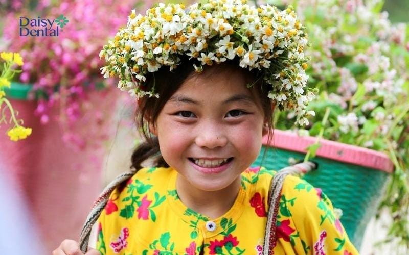 Hình ảnh nụ cười trong sáng của bé gái