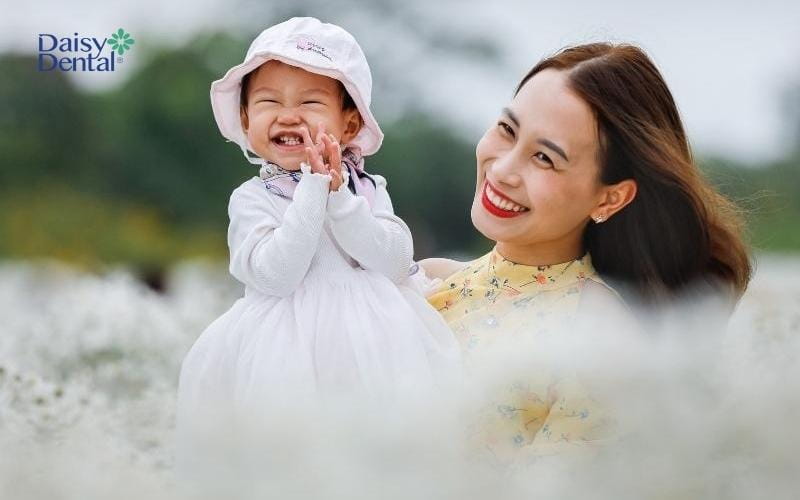 Bắt trọn hình ảnh cười đẹp, vô tư của hai mẹ con