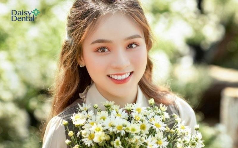 Hình ảnh nụ cười rạng rỡ của bạn nữ