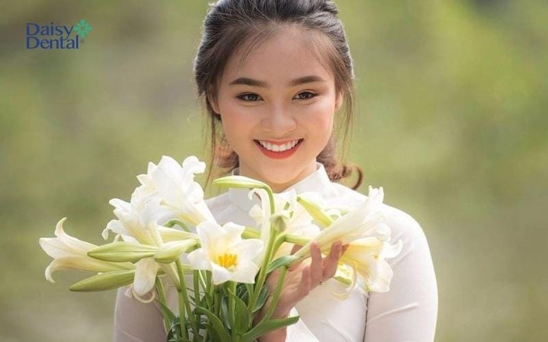 Nụ cười nhẹ nhàng, đằm thắm của nữ sinh