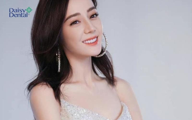 Địch Lệ Nhiệt Ba sở hữu nụ cười vô cùng quý phái, sang chảnh