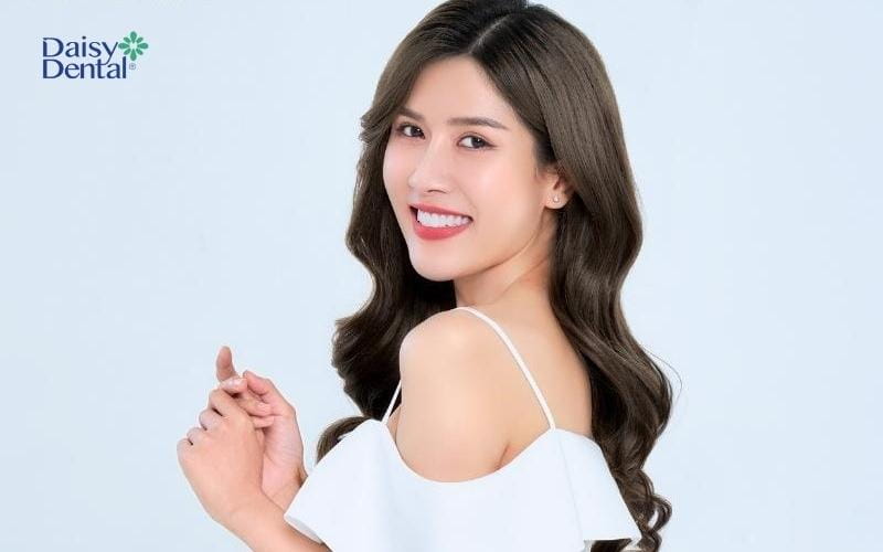 Nữ diễn viên Nguyên Nhung lung linh trong nụ cười nhẹ nhàng, đằm thắm