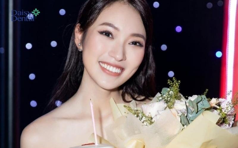 Khuôn mặt tươi tắn cùng nụ cười tỏa nắng của nữ MC Khánh Vy