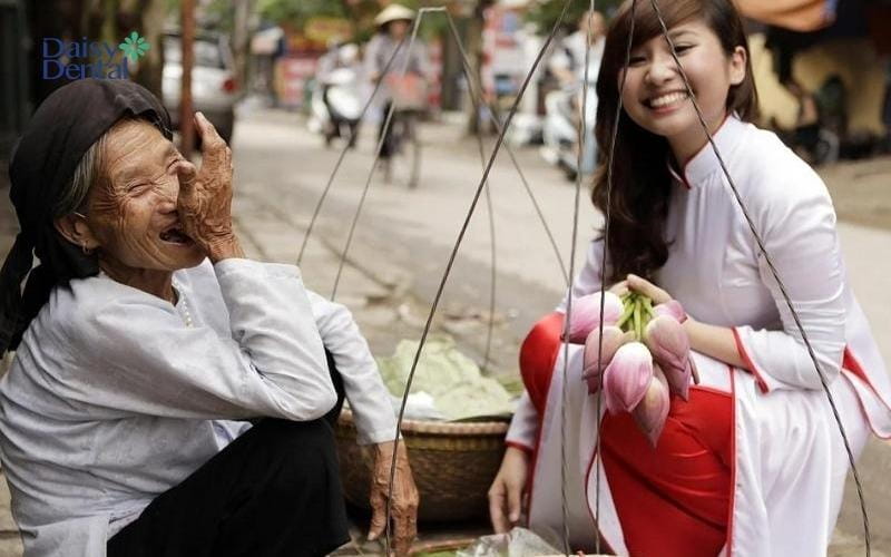 Nụ cười hạnh phúc, chất phác của cụ già và cô gái được chụp vội