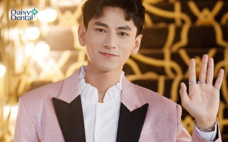 Khuôn mặt điển trai cũng nụ cười lịch lãm của nam ca sĩ Isaac