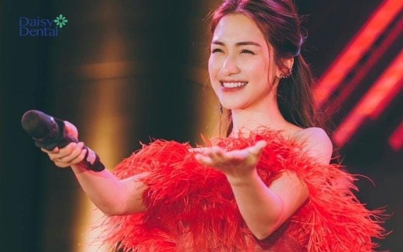 Nụ cười trong trẻo, nhẹ nhàng của nữ ca sĩ Hòa Minzy
