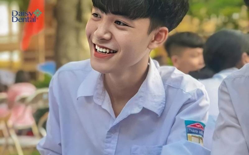 Hàm răng trắng sáng cùng nụ cười tỏa nắng của nam học sinh