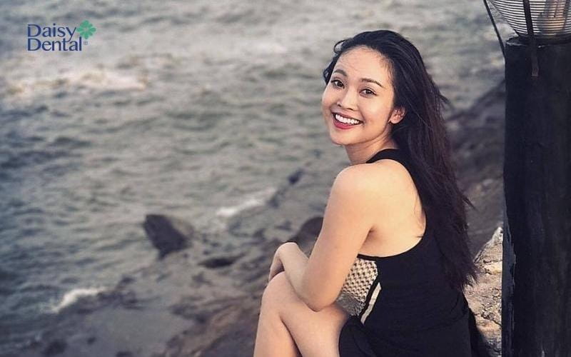 Bạn nữ thoải mái với nụ cười xinh xắn
