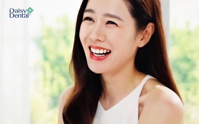 Nụ cười ngọt ngào, vui vẻ của cô gái