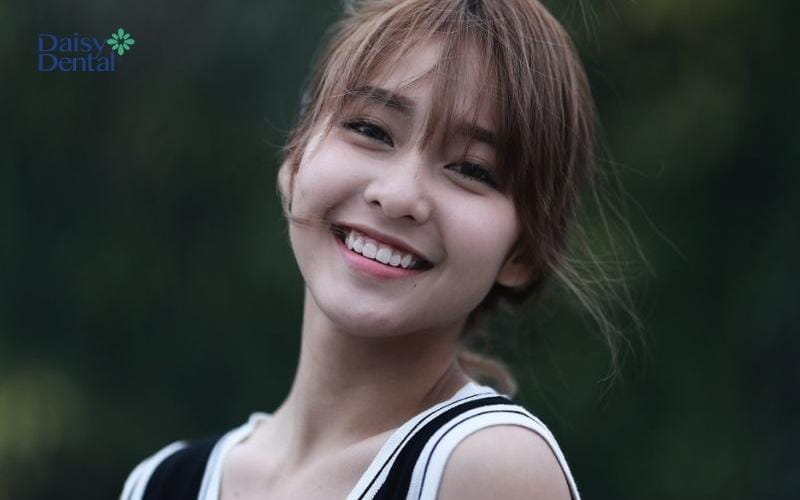 Nụ cười ngọt ngào của bạn nữ