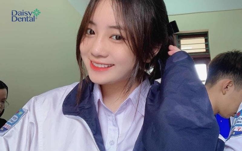 Hình ảnh nụ cười xinh xắn của bạn nữ