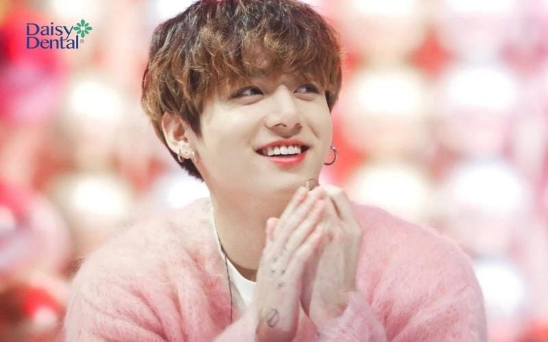 Nụ cười ấp ấp, đáng yêu của nam ca sĩ Jungkook