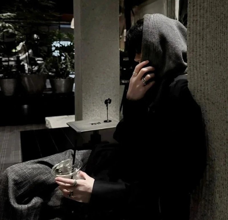 Avatar ảnh trai đẹp che mặt ngoài phố.