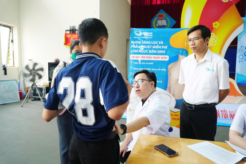 Bệnh viện Bãi Cháy: khám sàng lọc dị tật lồng ngực miễn phí cho hơn 1.800 học sinh tại phường Uông Bí - Bệnh viện Bãi Cháy