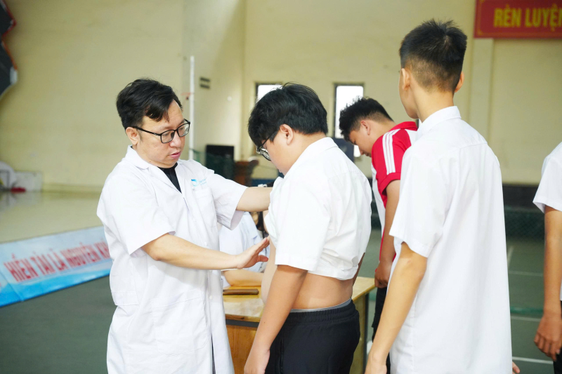 Bệnh viện Bãi Cháy: khám sàng lọc dị tật lồng ngực miễn phí cho hơn 1.800 học sinh tại phường Uông Bí - Bệnh viện Bãi Cháy