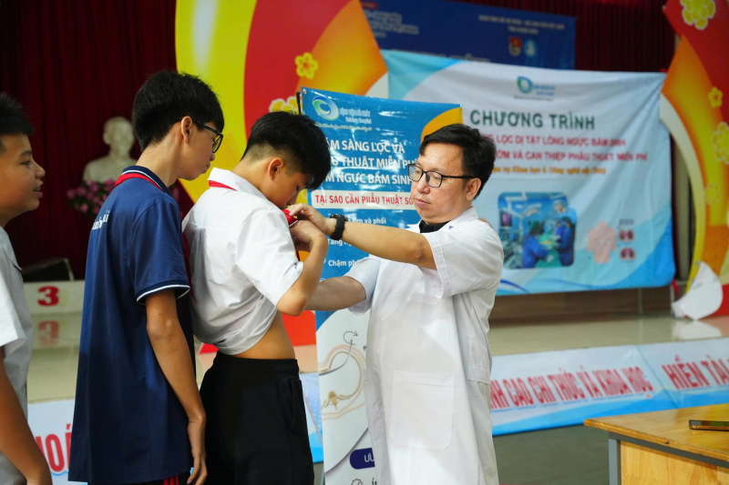 Bệnh viện Bãi Cháy: khám sàng lọc dị tật lồng ngực miễn phí cho hơn 1.800 học sinh tại phường Uông Bí - Bệnh viện Bãi Cháy