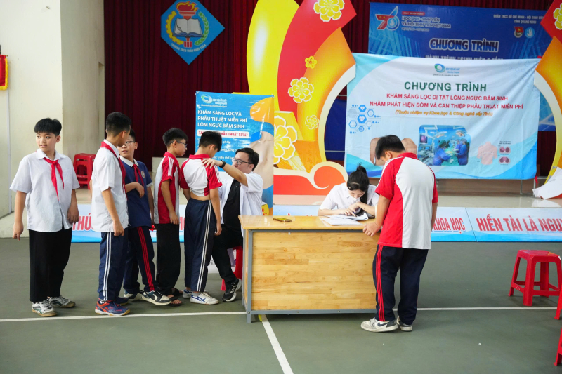 Bệnh viện Bãi Cháy: khám sàng lọc dị tật lồng ngực miễn phí cho hơn 1.800 học sinh tại phường Uông Bí - Bệnh viện Bãi Cháy
