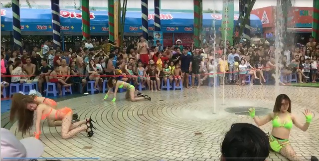 Hình ảnh nhảy múa phản cảm ở công viên Đầm Sen.