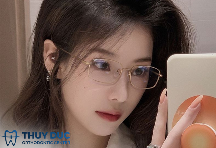Mặt trái xoan nên đeo kính gì? 1