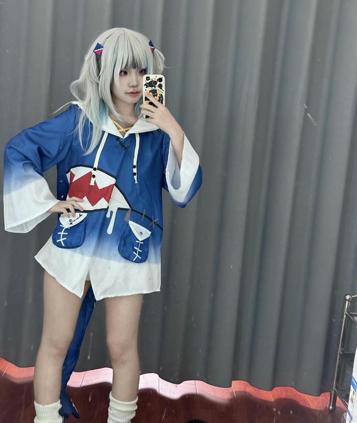 Yaoyao Gawr Gura Cosplay selfie