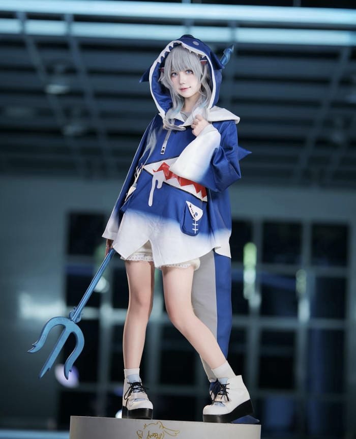 gura cosplay simple pose