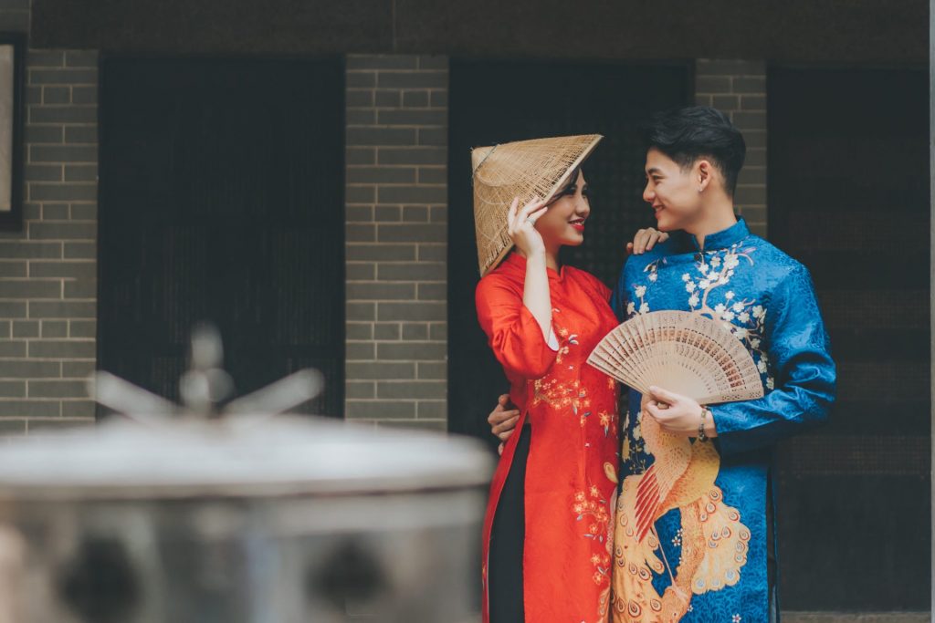 Gợi ý cách tạo dáng chụp ảnh áo dài cho nam, nữ, cặp đôi, gia đình đơn giản mà vẫn đẹp update 2026-2027