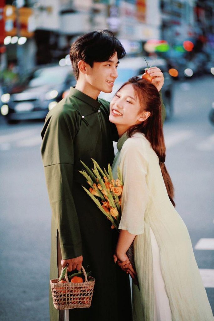 Gợi ý cách tạo dáng chụp ảnh áo dài cho nam, nữ, cặp đôi, gia đình đơn giản mà vẫn đẹp update 2026-2027