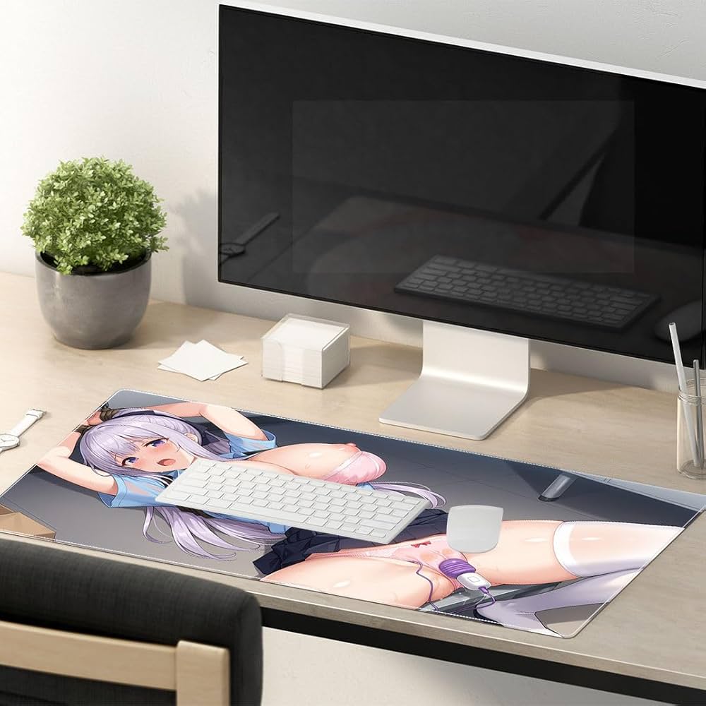 Ảnh gái anime không mặc đồ tóc cam ngực trần bị nam ôm từ sau