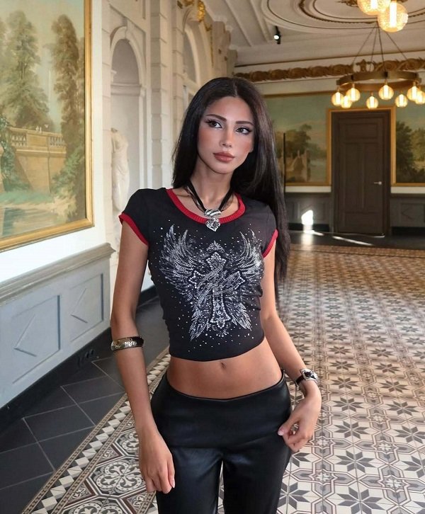 Gái Tây diện outfit đơn giản mà vẫn nổi bật