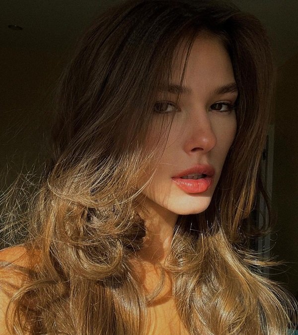 Gái Tây selfie nhẹ nhàng nhưng cực hút mắt