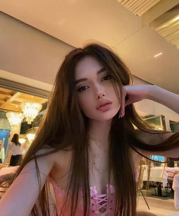Ảnh gái Tây ngồi cafe với ánh nhìn mê hồn