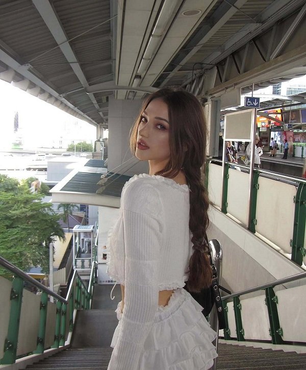 Cô nàng Tây xinh mặc váy trắng dịu dàng